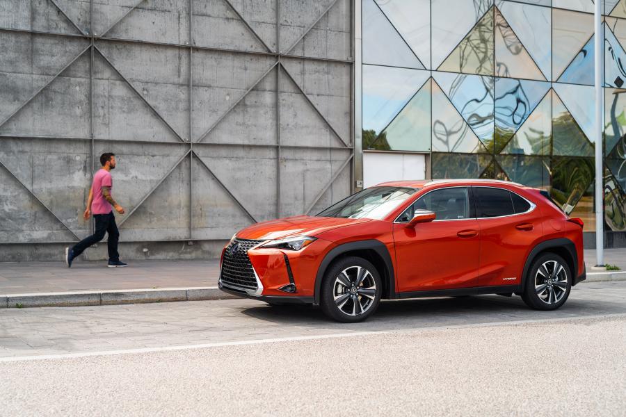   Lexus UX250h 2018 года  (NA) (фото 12 из 40)